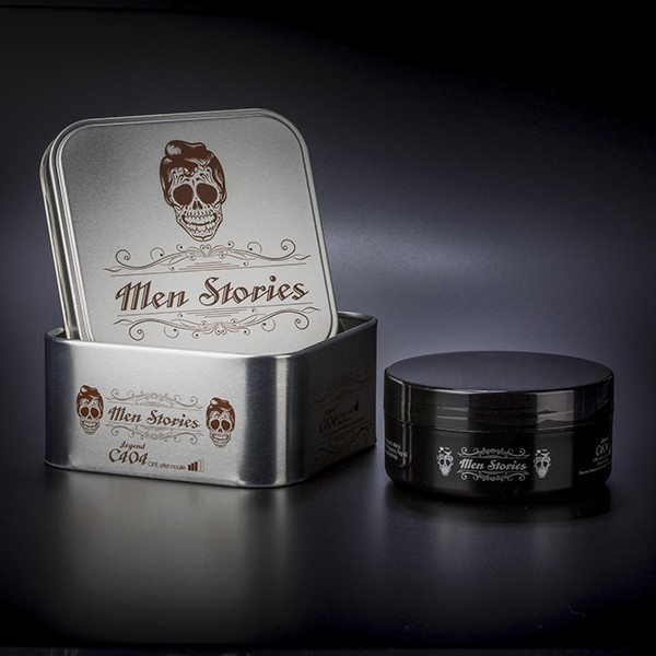 C404 - MEN STORIES C404 - MEN STORIES est une cire coiffante pour les cheveux à effet mouillé. Brillance extrême, fixe les cheveux avec un look décontracté.