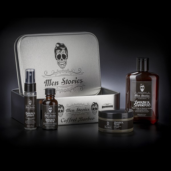 Coffret Barber Men Stories - 4 produits Coffret Barber Men Stories - 4 produits comprend : -    Barber Sérum 30 ml . Huile sèche à base d’ Argan, Avocat et Macadamia .Ce cocktail subtil de texture fine et soyeuse renforce votre barbe, la rendant extrêmement douce, soyeuse et brillante. Absorbée très rapidement, cette huile ne laisse pas de résidus sur la barbe et vous procure un toucher non gras. -    Barber Spray Purifiant et Tonifiant  30 ml. Menthol L'hygiène de la barbe nécessite un entretien particulier. Il est essentiel de la laver, la purifier, l'adoucir et la protéger tout comme votre peau et vos cheveux. Le menthol renferme des vertus antibactériennes et anti-inflammatoires, très efficaces contre les germes microbiennes. Enfin le menthol se caractérise par des fonctions relaxantes qui ont pour but de stimuler et tonifier la pousse. -    Barber Shampoo 250 ml. A l’ Aloe Vera et Fleur de Lotus. L'hygiène de la barbe nécessite un entretien particulier. Il est essentiel de la laver, la purifier, l'adoucir et la protège tout comme votre peau et vos cheveux. L' Aloe Vera aux vertus apaisantes, cicatrisantes, hydratantes, régénérantes et purifiantes. La Fleur de Lotus aux propriétés anti-oxydantes, purifiantes et apaisantes. Riche en vitamines B6 et C. Sa formule enrichie d’ Aloe Vera et de Fleur de Lotus prend intensément soin de votre barbe et de votre peau les laissant incroyablement souples et doux. Le Barber Shampoo est de PH neutre pour prendre soin de votre peau. -    Barber Wax 100 grs. La Cire Wax Men Stories a été élaborée afin d'avoir une justesse de précision et définition, elle permet de dompter les poils rebelles et définit les styles. Idéal pour maintenir et définir votre style de barbe. Barber Wax est extrêmement résistant et malléable, ne laisse pas de trace résiduelle sur votre barbe.