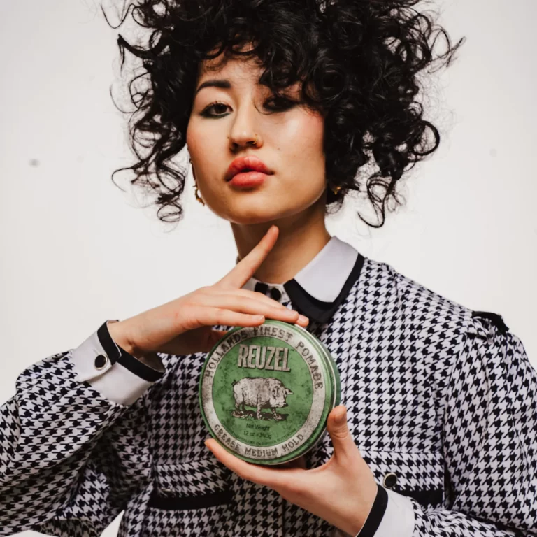 Cette graisse à tenue moyenne, brillance moyenne tout ça à base d'huile contrôle les cheveux les plus bouclés, les plus épais et les plus indisciplinés.