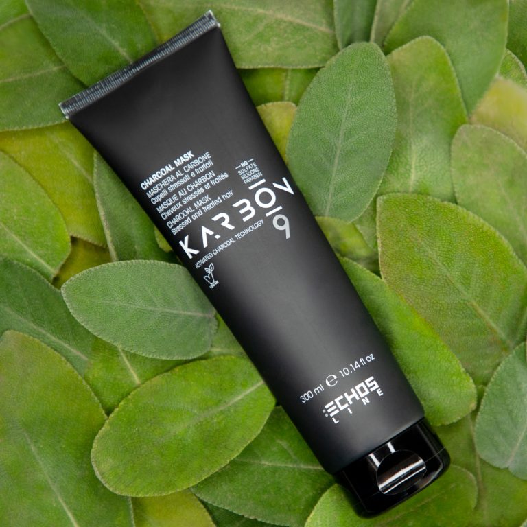 MASQUE AU CHARBON - KARBON est enrichi en charbon 100% actif. Il démêle, revitalise et nourrit, tout en laissant les cheveux incroyablement doux, sains et vitaux. Idéal pour traiter les cheveux stressés et cassants avec une action purifiante.