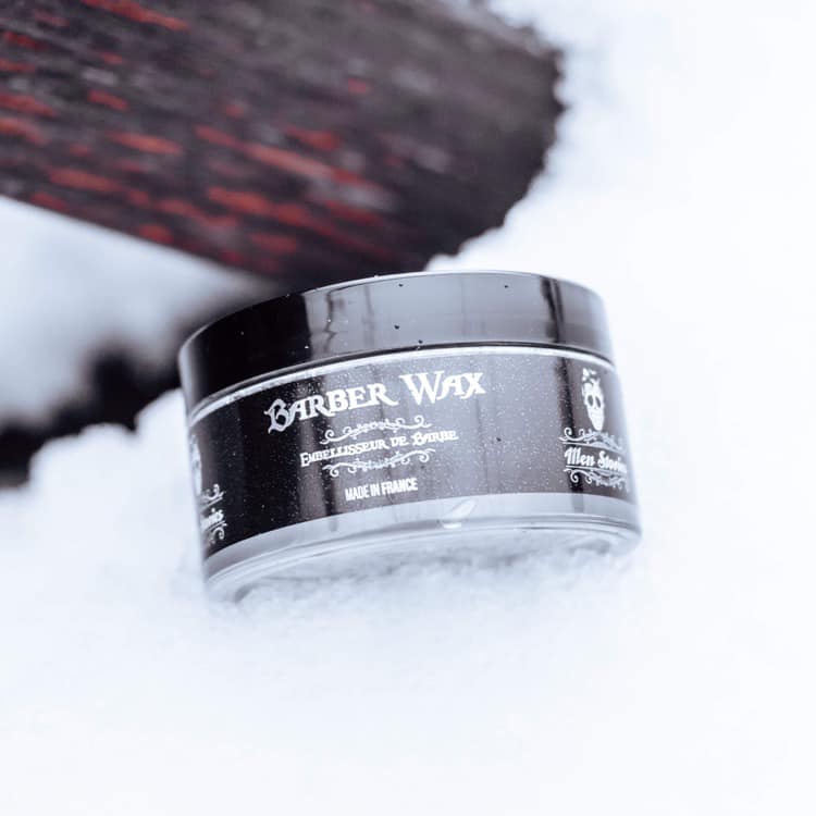 BARBER WAX - MEN STORIES  BARBER WAX - MEN STORIES est une cire wax qui a été élaborée afin d'avoir une justesse de précision et définition, elle permet de dompter les poils rebelles et définit les styles. Idéal pour maintenir et définir votre style de barbe. Barber Wax est extrêmement résistant et malléable, ne laisse pas de trace résiduelle sur votre barbe. Utilisation : prélever une petite quantité de Barber Wax, frictionner dans votre main et appliquer sur votre barbe. Peigner. Fabriqué en France.