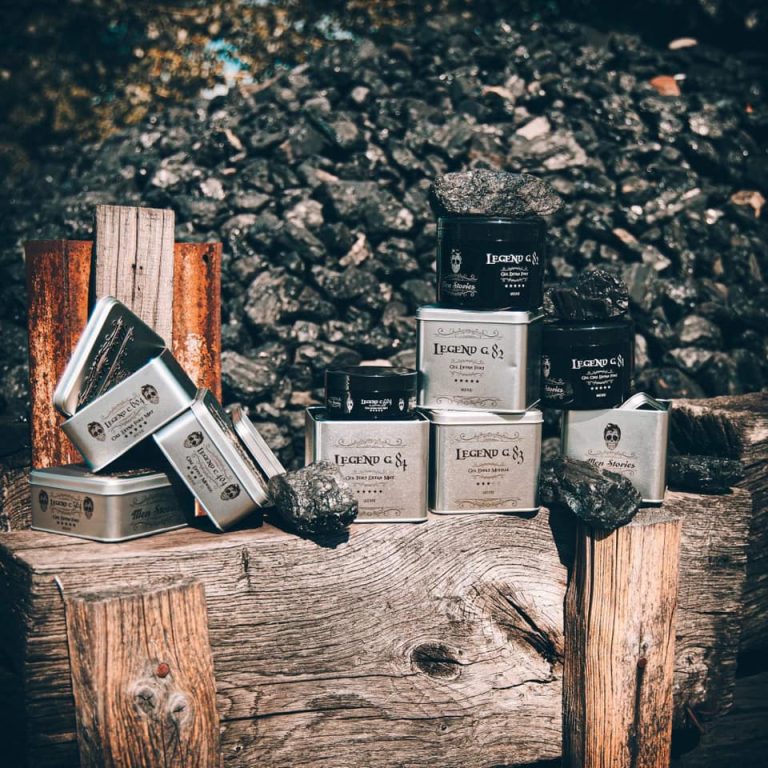 G83 - MEN STORIES G83 - MEN STORIES est un gel effet mouillé, brillance extrême. 500ML Fixe les cheveux avec un style décontracté. Permet de fixer vos cheveux avec un effet naturel. Il ne laisse aucun résidu et s'élimine rapidement au brossage.