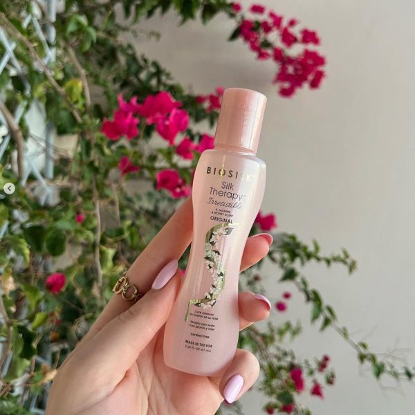 BioSilk Silk Therapy Irresistible est une explosion de pétales de jasmin succulents au parfum d'épices miellées, touché d'une essence sensuelle féminine et confiante.