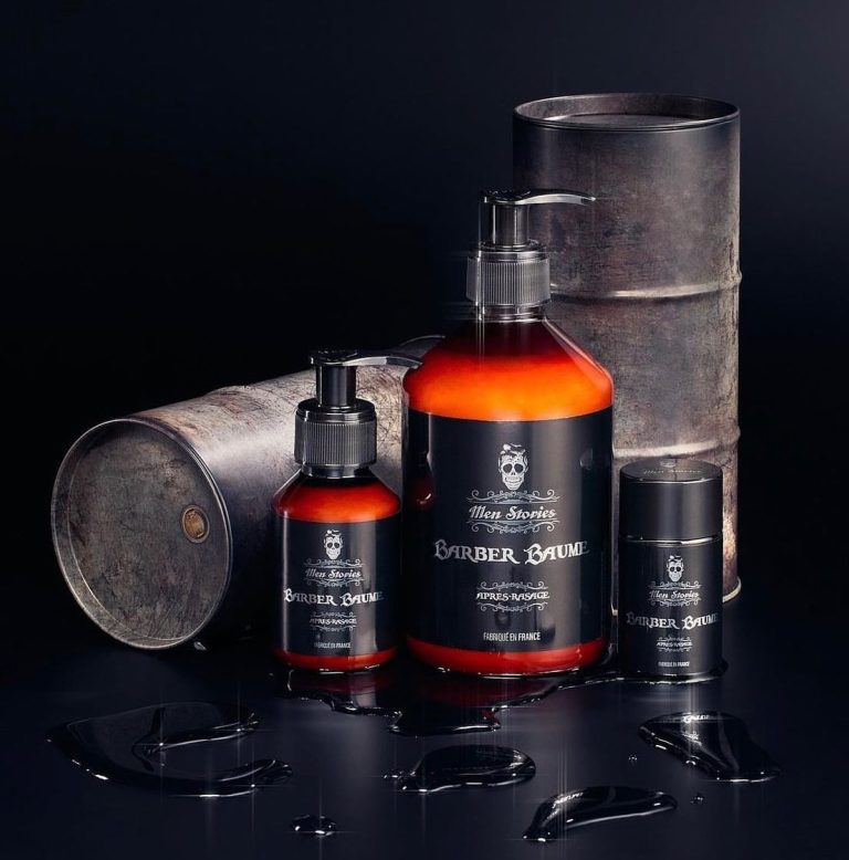 BARBER BAUME - MEN STORIES Barber BAUME - Men stories est un soin après rasage . Grâce à sa texture fraîche sans alcool à pénétration instantanée, le 'Barber Baume' après-rasage protège et assouplit votre peau, pour un confort immédiat après le rasage. 3 formats s'offrent à vous : 50ML, 100 ML ou 500ML. Le soin barber baume est disponible : En coffret : -1 Barber Baume Après Rasage 50 ml -1 Gel de Précision 100 ml Utilisation : Après le rasage, appliquer ce baume après-rasage sur le visage et le cou en massant légèrement.