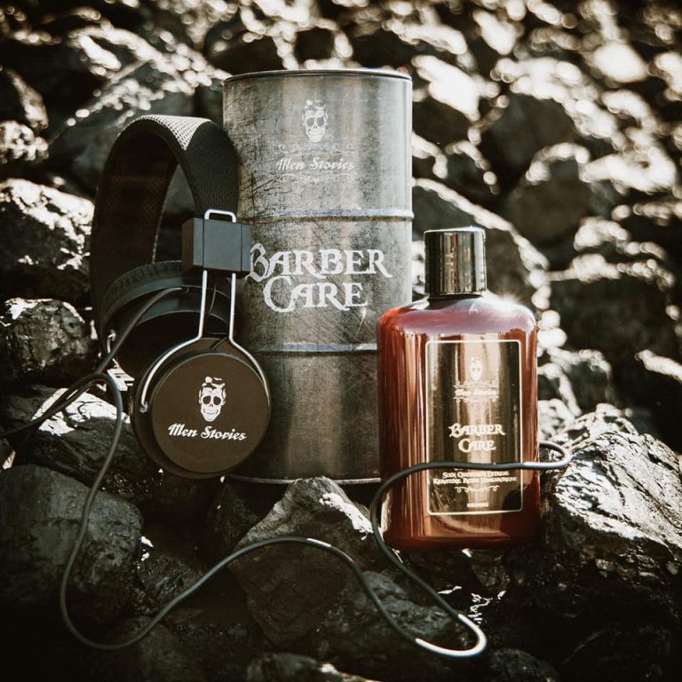 Barber CARE - Men stories est un soin qui hydrate en augmentant la teneur en eau du poil de barbe. Il nourrit, adoucit et assouplit. Protège et apaise des agressions extérieures : pollutions, poussières et UV…Coiffe votre barbe.