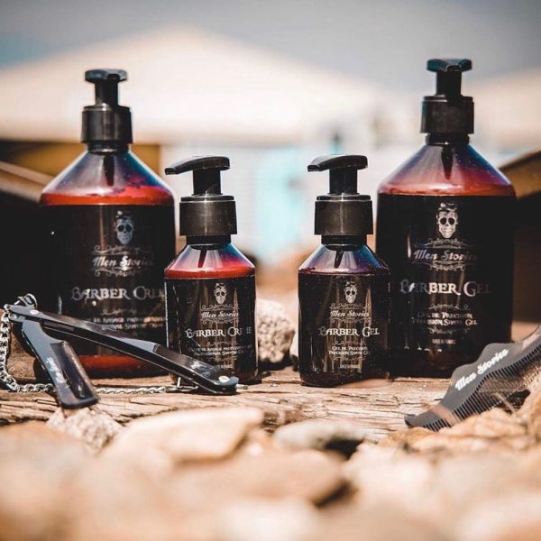 BARBER GEL - MEN STORIES BARBER GEL - MEN STORIES est un gel de précision translucide. Ce gel vous garantit une visibilité maximale tout au long de votre rasage. Il vous permet de styliser votre barbe et ses contours en toute transparence. Grâce à sa formule originale non-moussante, il vous offre un contrôle de glisse optimal pour des finitions nette. Apaise le feu du rasoir et prévient les irritations, micro coupures et boutons de rasage. 2 formats s'offrent à vous : 100 ML ou 500ML
