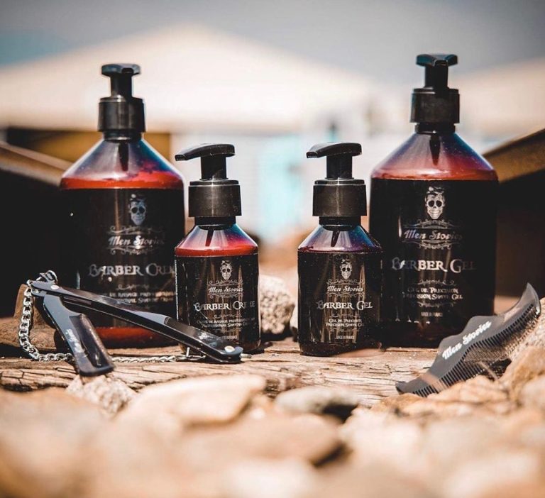 BARBER GEL - MEN STORIES BARBER GEL - MEN STORIES est un gel de précision translucide. Ce gel vous garantit une visibilité maximale tout au long de votre rasage. Il vous permet de styliser votre barbe et ses contours en toute transparence. Grâce à sa formule originale non-moussante, il vous offre un contrôle de glisse optimal pour des finitions nette. Apaise le feu du rasoir et prévient les irritations, micro coupures et boutons de rasage. 2 formats s'offrent à vous : 100 ML ou 500ML