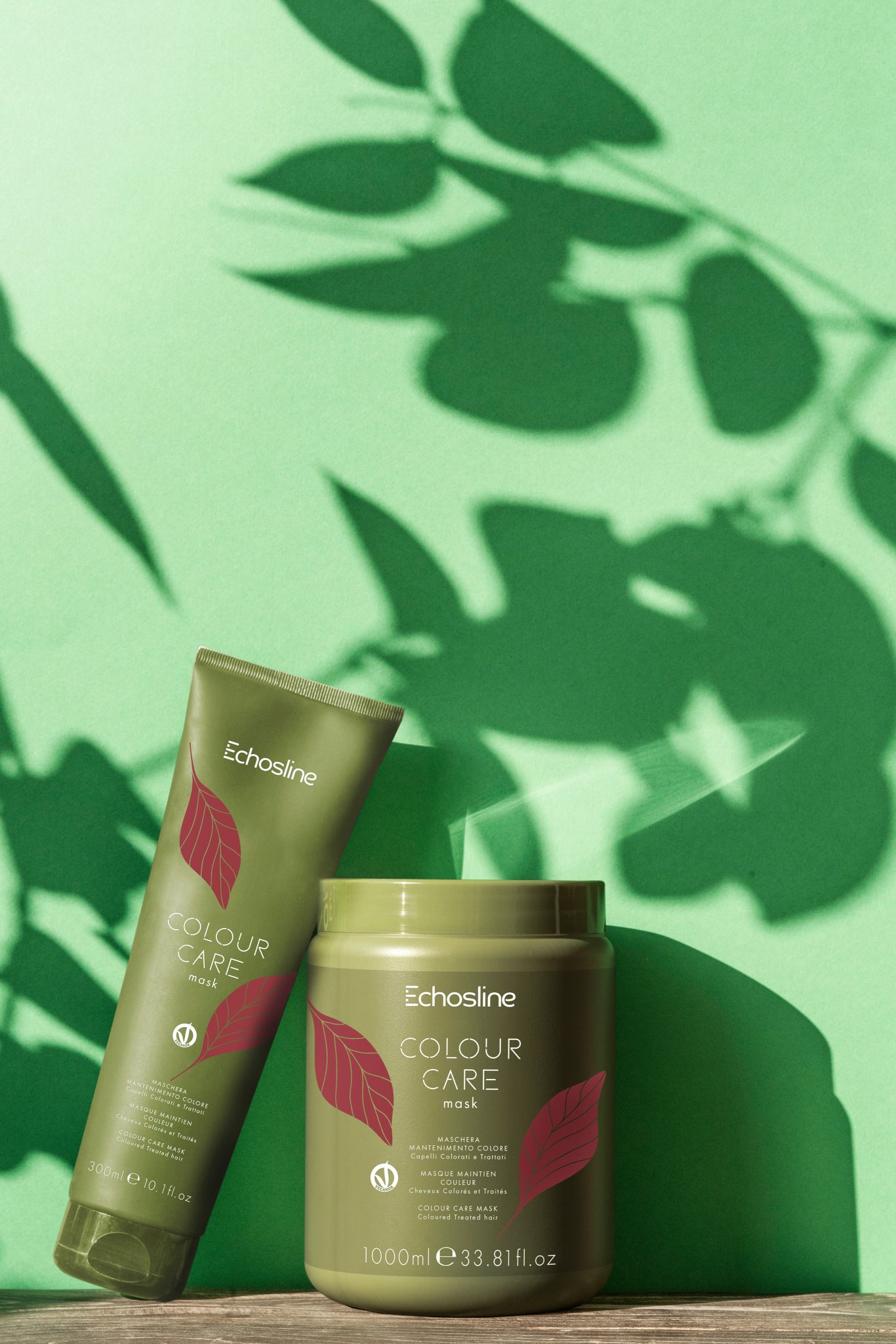 COLOUR CARE - MASQUE est un masque maintien couleur pour cheveux colorés et traités. Ce masque est un entretien et une protection de la couleur. Sa formule équilibrée, il apporte brillance et douceur aux cheveux. Le mélange de gluconate de sodium et de noix verte empêche la décoloration et protège votre couleur.