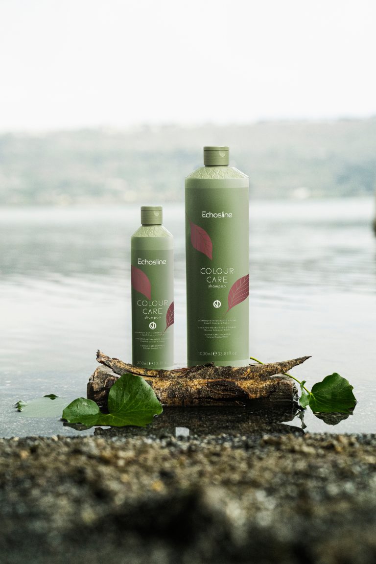 COLOUR CARE SHAMPOOING est un shampooing maintien couleur pour cheveux colorés et traités. Ce shampooing est un entretien et une protection de la couleur. Sa formule équilibrée, sans SLS ni SLES, il apporte brillance et douceur aux cheveux. Le mélange de gluconate de sodium et de noix verte empêche la décoloration et protège votre couleur.