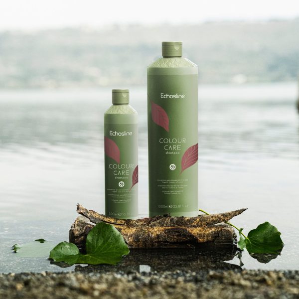 COLOUR CARE SHAMPOOING est un shampooing maintien couleur pour cheveux colorés et traités. Ce shampooing est un entretien et une protection de la couleur. Sa formule équilibrée, sans SLS ni SLES, il apporte brillance et douceur aux cheveux. Le mélange de gluconate de sodium et de noix verte empêche la décoloration et protège votre couleur.