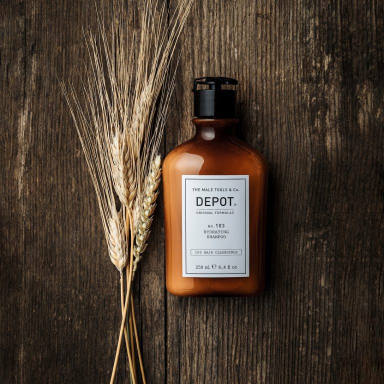 No. 103 est shampooing hydratant pour cheveux fragiles et secs. Il nettoie délicatement en laissant les cheveux doux et conditionnés.