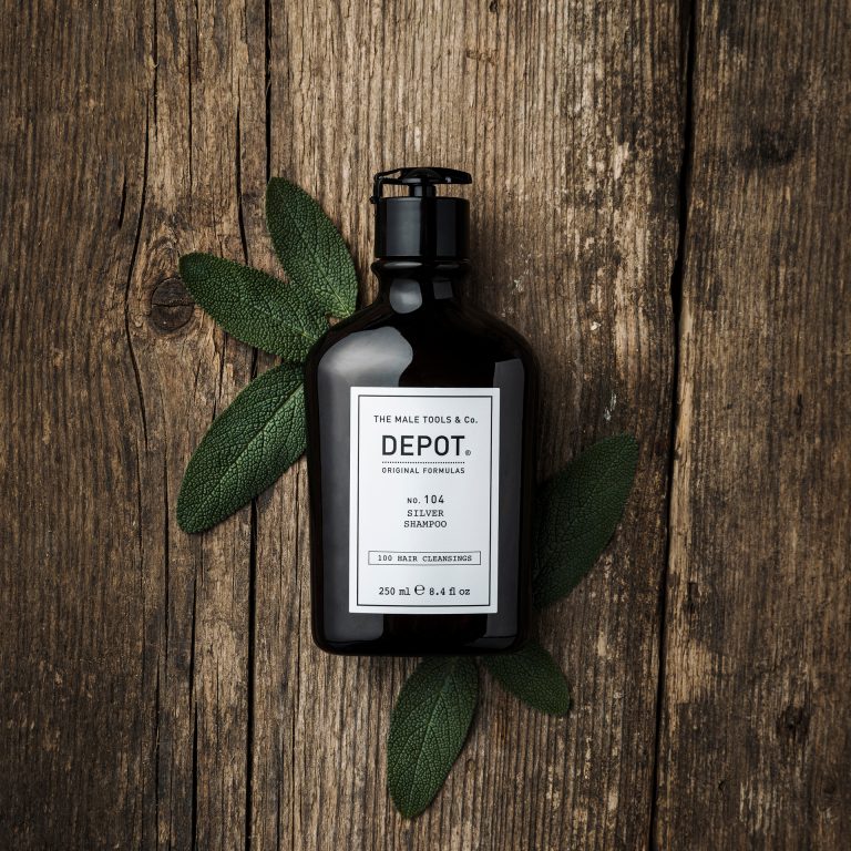 Shampooing spécifique pour cheveux gris, blancs ou éclaircis. Formulé avec des tensioactifs délicats sans SLES, enrichi de pigments bleu-violet qui neutralisent les tons dorés. Utilisation: appliquer sur cheveux humides et faire mousser. Laisser agir dans quelques instants. Rincer et répéter si nécessaire. Procéder avec un produit de conditionnement pour ajouter plus de maniabilité et de douceur