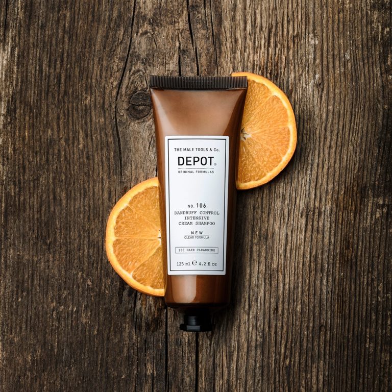 No. 106 No. 106 est un shampooing en crème pour une action intense pour les cuirs chevelus Sensibles aux pellicules. Formulé avec des tensioactifs délicats et sans SLES, enrichi avec des ingrédients spécifiques tels que pyrithione de zinc et un composé naturel actif à partir d’huile de noix du Brésil et d’extrait de copaifera, avec des fonctions pour limiter des pellicules. Il réalise une action spécifique efficace mais également délicate, en nettoyant de manière équilibrée. Utilisation: répartir uniformément sur peau humide et masser avec des mouvements circulaires. Laisser agir pendant 2-3 minutes, puis rincer. Tenir à l’écart des enfants. Usage externe. Éviter le contact avec les yeux.
