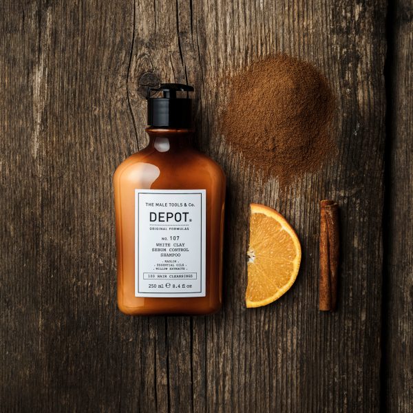 No. 107 No. 107 est un shampooing à l’argile blanche pour cuir chevelu et cheveux gras. Il est formulé pour lutter contre l’excès de sécrétion de sébum sur la peau et les cheveux. Ses caractéristiques permettent d’éliminer les taches disgracieuses. Sans SLES, il effectue une action nettoyante équilibrée, régule le sébum, réduit les toxines et neutralise les mauvaises odeurs du cuir chevelu, grâce au kaolin, à des huiles essentielles spécifiques et à l’extrait de saule. Utilisation: appliquer sur peau et cheveux humides. Masser en faisant mousser. Laisser agir 2/3 minutes. Rincer abondamment à l’eau tiède. Tenir à l’écart des enfants. Usage externe. Éviter le contact avec les yeux.