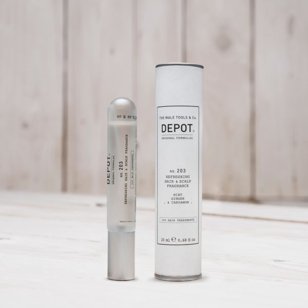 No. 203 - Parfum cuir chevelu No. 203 est un parfum rafraîchissant pour cuir chevelu et cheveux. Il est formulé pour neutraliser les odeurs désagréables du cuir chevelu et des cheveux. À base d’alcool, il s’évapore rapidement sans mouiller les cheveux, laissant un parfum frais de menthe, de gingembre et de cardamome. Utilisation: vaporiser uniformément, ne pas rincer. Répéter l’application chaque fois que nécessaire.