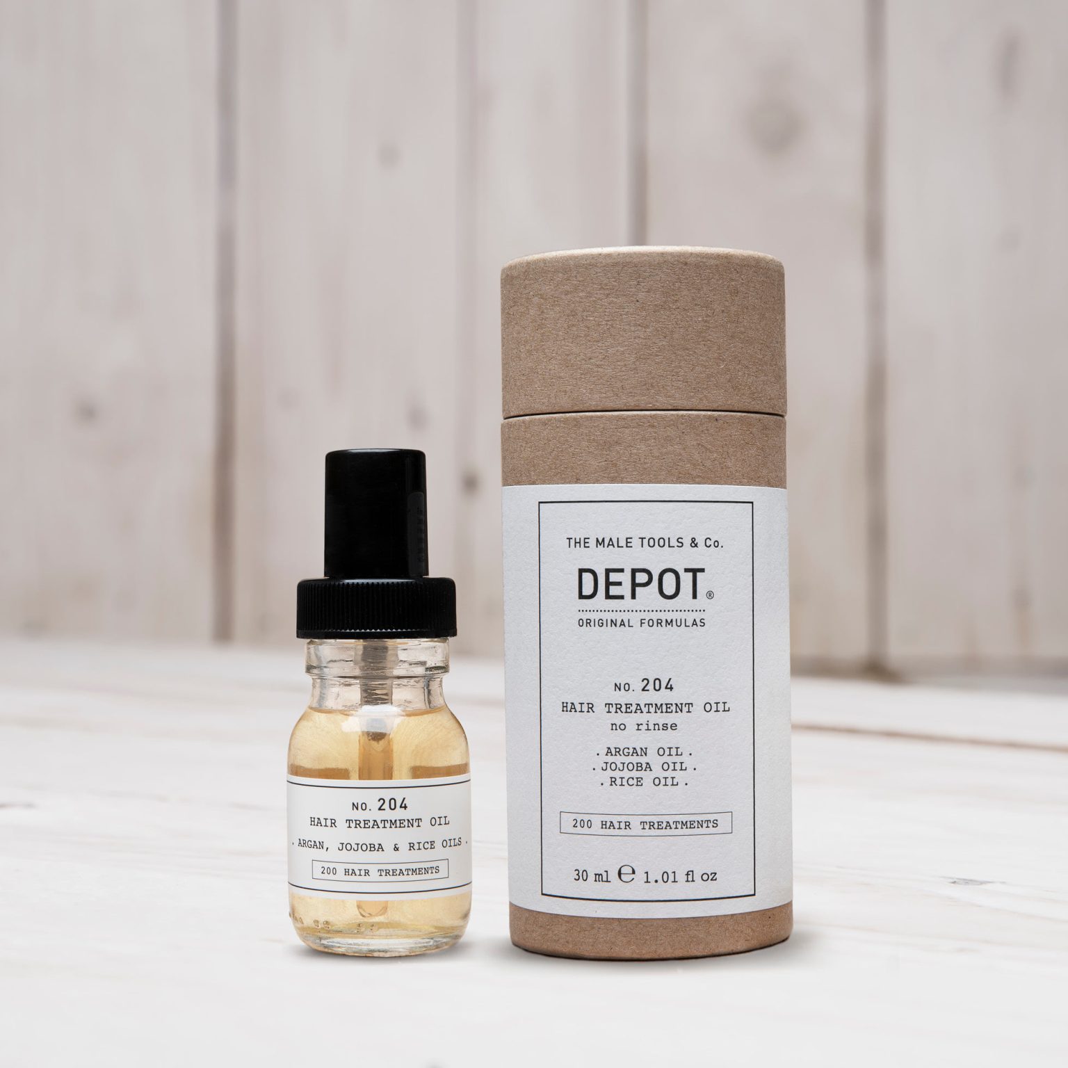 Huile conditionnante traitante sans rinçage Empêche les frisottis, les mèches rebelles et le manque d’éclat des cheveux. Il a une action imperméable et de protection sur la surface de la cuticule capillaire, laissant les cheveux brillants et faciles à démêler puis à coiffer. Utilisation: doser quelques gouttes sur la paume de la main et répartir sur les cheveux. Ne pas rincer.