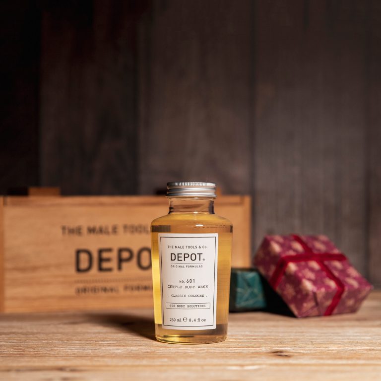 No. 601 - Gel douche délicat No. 601 gel douche de 250ML nettoie en douceur en laissant un parfum agréable sur la peau. Découvrez les 7 parfums DEPOT® afin de varier selon votre humeur tout au long de la semaine : CLASSIC COLOGNE : au parfum frais et légèrement floral. WHITE CEDAR : au parfum d’agrumes, boisé et ambré FRESH BLACK PEPER : au parfum frais, boisé et épicé. ORIENTAL SOUL : au parfum oriental poudré, épicé et légèrement floral. MYSTIC AMBER : au parfum ambré, floral et oriental. DARK TEA : au parfum épicé, aromatique et boisé. ORIGINAL OUD : au parfum boisé, fruité et oriental.