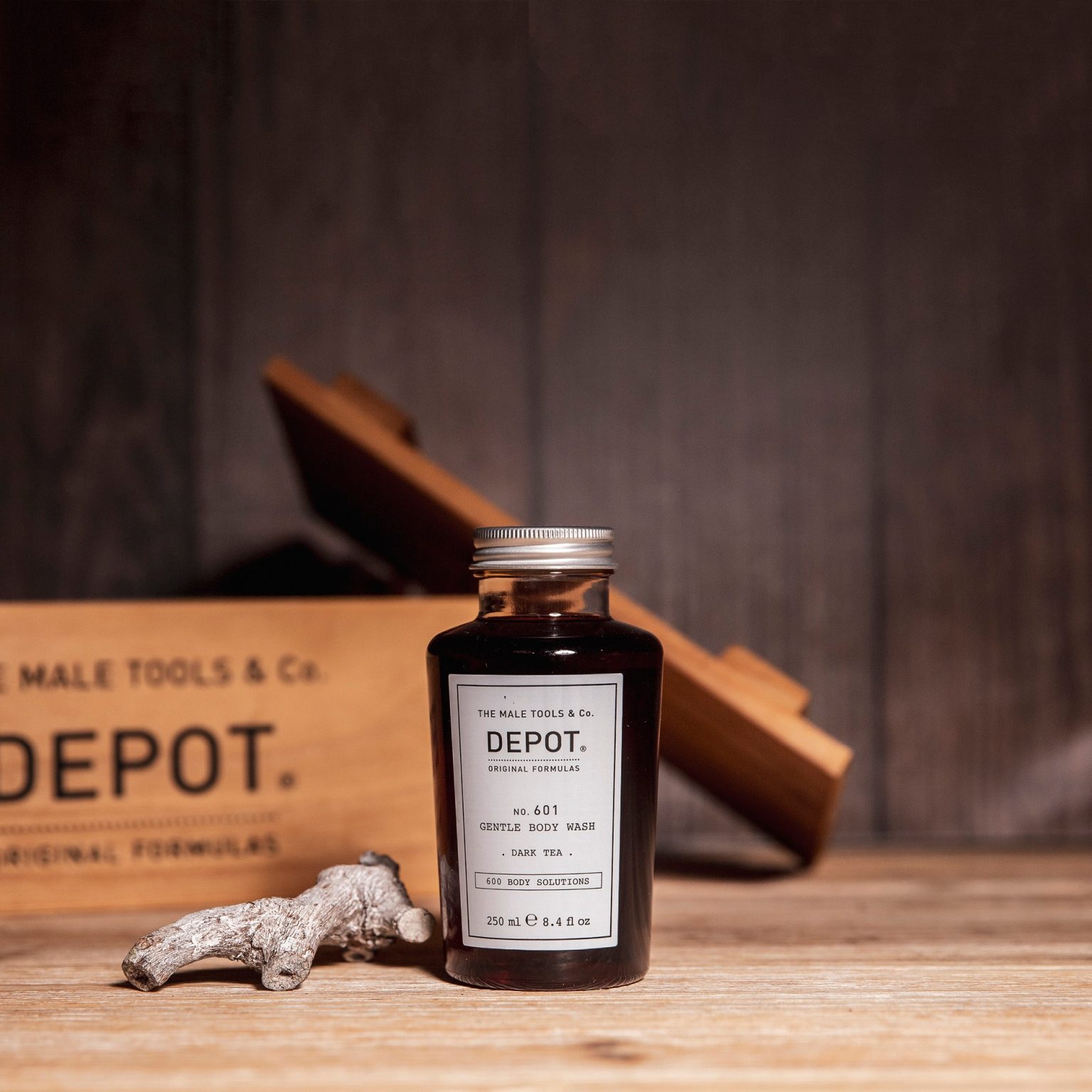 No. 601 - Gel douche délicat No. 601 gel douche de 250ML nettoie en douceur en laissant un parfum agréable sur la peau. Découvrez les 7 parfums DEPOT® afin de varier selon votre humeur tout au long de la semaine : CLASSIC COLOGNE : au parfum frais et légèrement floral. WHITE CEDAR : au parfum d’agrumes, boisé et ambré FRESH BLACK PEPER : au parfum frais, boisé et épicé. ORIENTAL SOUL : au parfum oriental poudré, épicé et légèrement floral. MYSTIC AMBER : au parfum ambré, floral et oriental. DARK TEA : au parfum épicé, aromatique et boisé. ORIGINAL OUD : au parfum boisé, fruité et oriental.