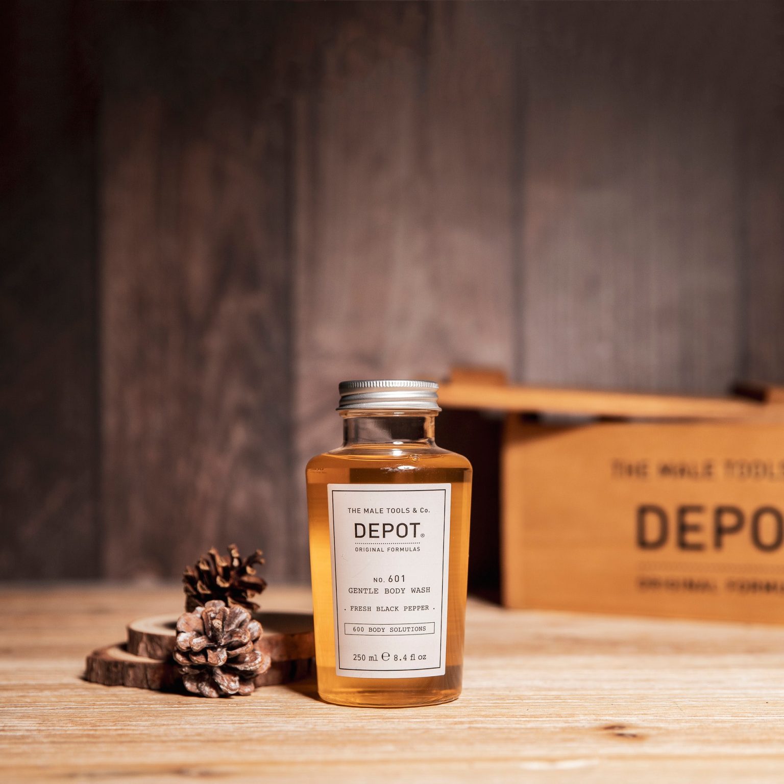 No. 601 - Gel douche délicat No. 601 gel douche de 250ML nettoie en douceur en laissant un parfum agréable sur la peau. Découvrez les 7 parfums DEPOT® afin de varier selon votre humeur tout au long de la semaine : CLASSIC COLOGNE : au parfum frais et légèrement floral. WHITE CEDAR : au parfum d’agrumes, boisé et ambré FRESH BLACK PEPER : au parfum frais, boisé et épicé. ORIENTAL SOUL : au parfum oriental poudré, épicé et légèrement floral. MYSTIC AMBER : au parfum ambré, floral et oriental. DARK TEA : au parfum épicé, aromatique et boisé. ORIGINAL OUD : au parfum boisé, fruité et oriental.
