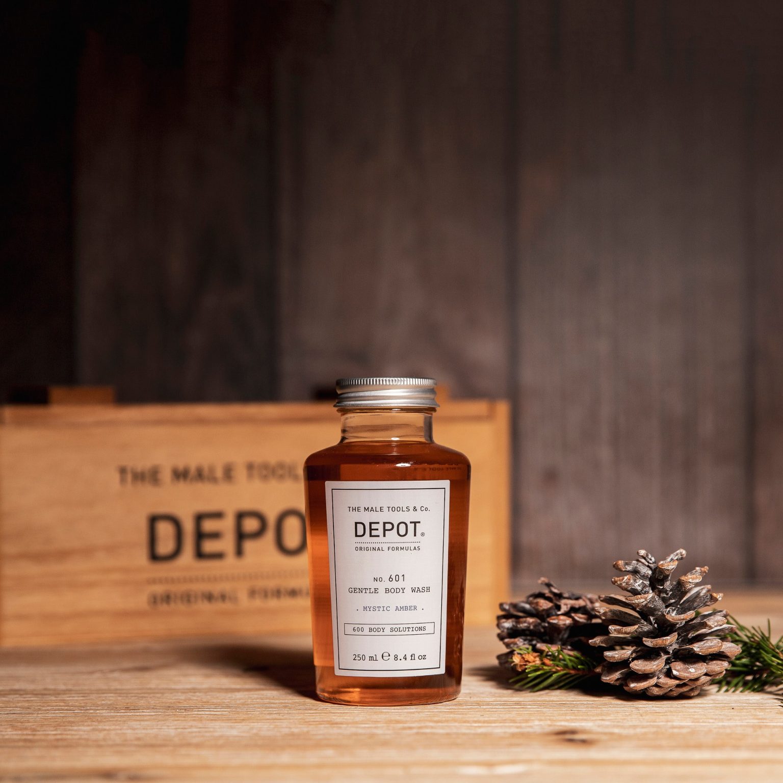No. 601 - Gel douche délicat No. 601 gel douche de 250ML nettoie en douceur en laissant un parfum agréable sur la peau. Découvrez les 7 parfums DEPOT® afin de varier selon votre humeur tout au long de la semaine : CLASSIC COLOGNE : au parfum frais et légèrement floral. WHITE CEDAR : au parfum d’agrumes, boisé et ambré FRESH BLACK PEPER : au parfum frais, boisé et épicé. ORIENTAL SOUL : au parfum oriental poudré, épicé et légèrement floral. MYSTIC AMBER : au parfum ambré, floral et oriental. DARK TEA : au parfum épicé, aromatique et boisé. ORIGINAL OUD : au parfum boisé, fruité et oriental.