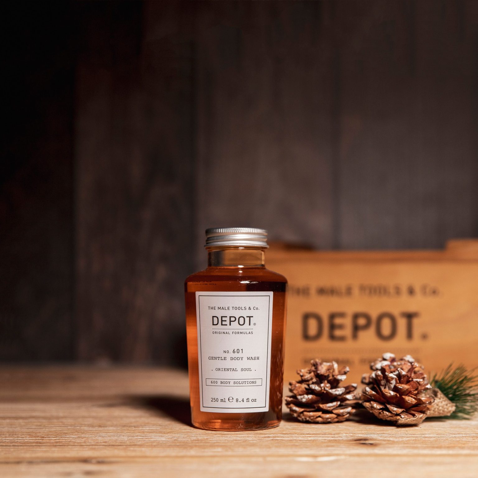 No. 601 - Gel douche délicat No. 601 gel douche de 250ML nettoie en douceur en laissant un parfum agréable sur la peau. Découvrez les 7 parfums DEPOT® afin de varier selon votre humeur tout au long de la semaine : CLASSIC COLOGNE : au parfum frais et légèrement floral. WHITE CEDAR : au parfum d’agrumes, boisé et ambré FRESH BLACK PEPER : au parfum frais, boisé et épicé. ORIENTAL SOUL : au parfum oriental poudré, épicé et légèrement floral. MYSTIC AMBER : au parfum ambré, floral et oriental. DARK TEA : au parfum épicé, aromatique et boisé. ORIGINAL OUD : au parfum boisé, fruité et oriental.