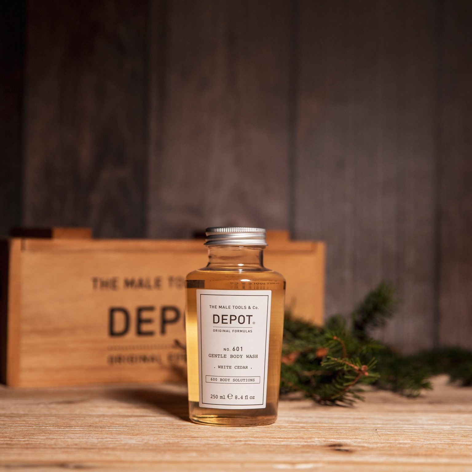 No. 601 - Gel douche délicat No. 601 gel douche de 250ML nettoie en douceur en laissant un parfum agréable sur la peau. Découvrez les 7 parfums DEPOT® afin de varier selon votre humeur tout au long de la semaine : CLASSIC COLOGNE : au parfum frais et légèrement floral. WHITE CEDAR : au parfum d’agrumes, boisé et ambré FRESH BLACK PEPER : au parfum frais, boisé et épicé. ORIENTAL SOUL : au parfum oriental poudré, épicé et légèrement floral. MYSTIC AMBER : au parfum ambré, floral et oriental. DARK TEA : au parfum épicé, aromatique et boisé. ORIGINAL OUD : au parfum boisé, fruité et oriental.