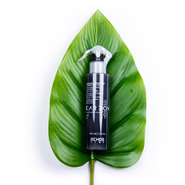 Bi-phase au charbon est un spray revitalisant qui démêle et revitalise les cheveux fins sans les alourdir, mais en améliorant plutôt leur légèreté. Il est idéal pour les cheveux fins, blonds, gris et blancs.