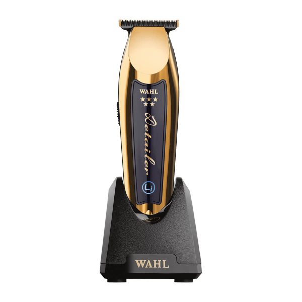 La tondeuse Detailer Cordless Gold de chez Wahl est la tondeuse de finition parfaite pour les hommes qui recherchent un style impeccable et professionnel. Avec sa lame T-Wide en or rose, cette tondeuse offre une performance de qualité professionnelle pour les coiffeurs et les barbiers.
