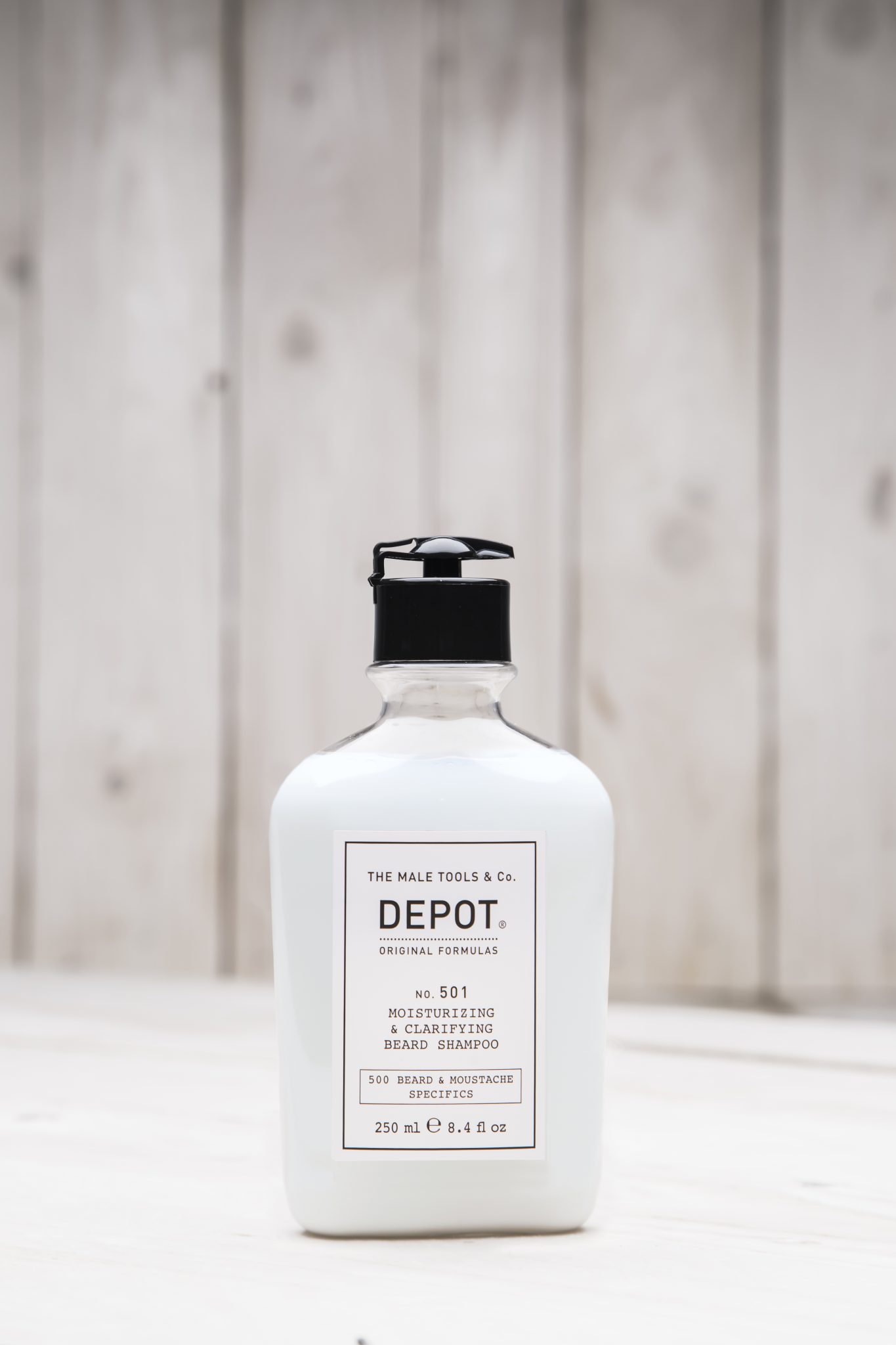No. 501 - Shampooing barbe qui purifie en profondeur et en même temps hydrate les poils du visage, aidant à maintenir et à allonger la barbe.