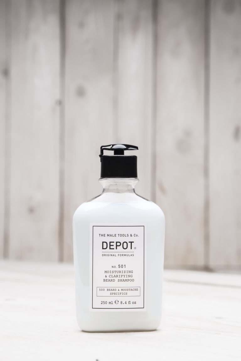 No. 501 - Shampooing barbe qui purifie en profondeur et en même temps hydrate les poils du visage, aidant à maintenir et à allonger la barbe.