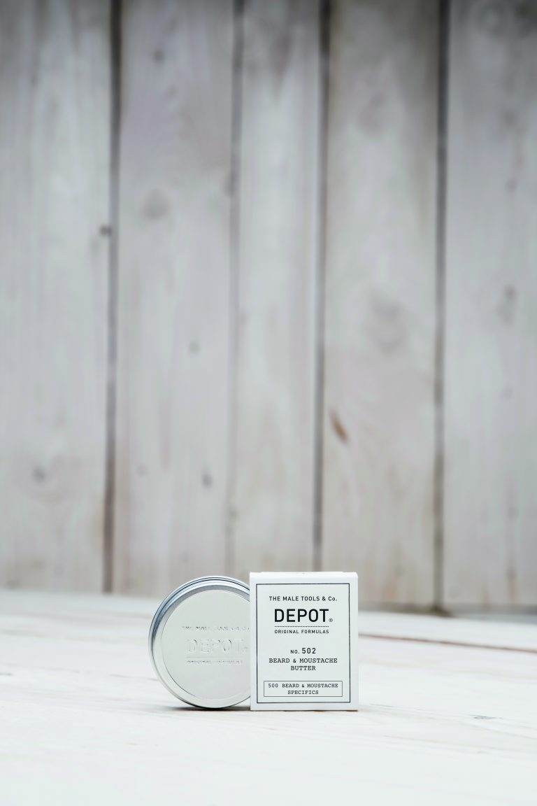 No. 502 - Beurre barbe et moustache nourrissant et adoucissant. Il hydrate, nourrit, adoucit et protège la fibre capillaire délicate du visage.