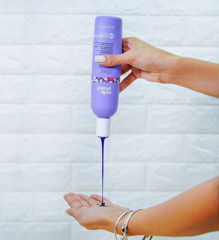 Le shampooing « Silver Shine Shampoo » de la marque Milk_Shake est un produit de qualité professionnelle conçu pour les cheveux gris, blancs ou blonds décolorés. Sa formule innovante à base de pigments violets et de protéines de lait permet de neutraliser les reflets jaunes indésirables et de raviver l’éclat des cheveux gris et blancs.