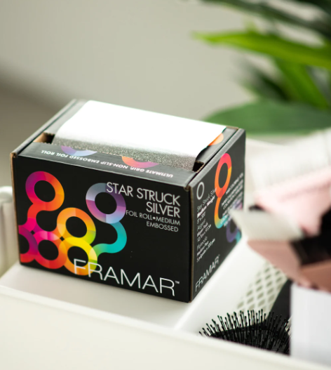 Les ALU FRAMAR sont dotés de bords adoucis, ce qui réduit le risque de blessures ou d'inconfort pour le client. Leur texture lisse facilite l'application de la coloration, permettant une répartition homogène sur les mèches de cheveux.