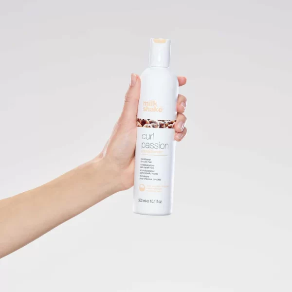 Curl Passion Conditioner est sans parabène pour les cheveux bouclés. Apporte douceur et maniabilité sans alourdir les cheveux.