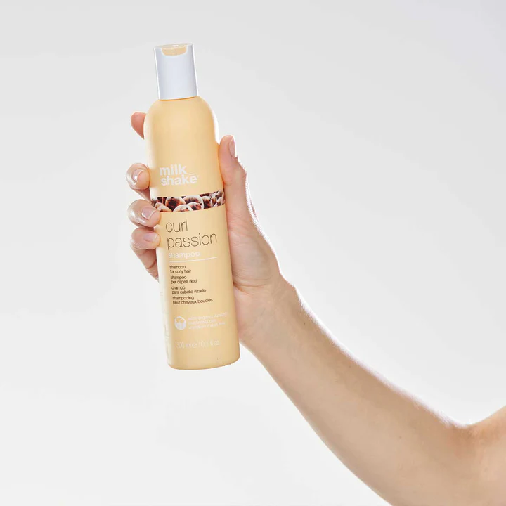 Curl Passion Shampoo est un shampooing sans parabène/sles pour cheveux bouclés. Il nettoie et conditionne tous les types de cheveux en douceur et en profondeur, donnant douceur et maniabilité. Rend les boucles rebondissantes, flexibles et durables. Contient des huiles biologiques de pracaxi et de babassu, des protéines de lait, des extraits de fruits, des protéines Integrity 41® et du quinoa. FORMATS DISPONIBLES: 300 ml - 1000 ml
