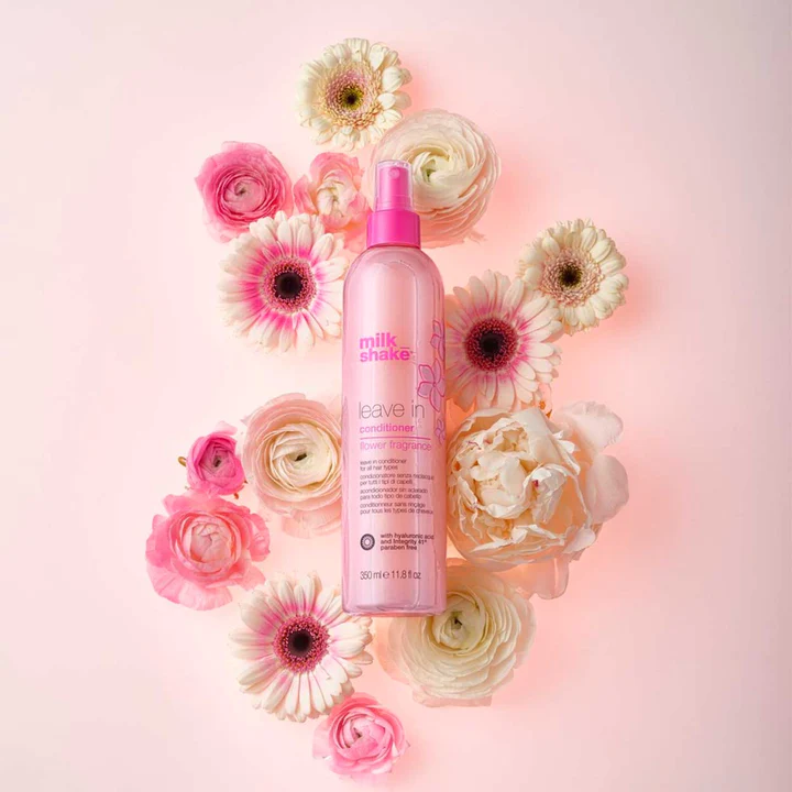 Spray leave-in Flower Conditioner est un spray revitalisant qui démêle, hydrate et laisse vos cheveux sentir divin avec un doux parfum de fleur. Spécialement formulé pour conditionner les cheveux normaux à légèrement secs et pour rendre les cheveux abîmés plus faciles à peigner après l’utilisation d’autres revitalisants ou traitements.