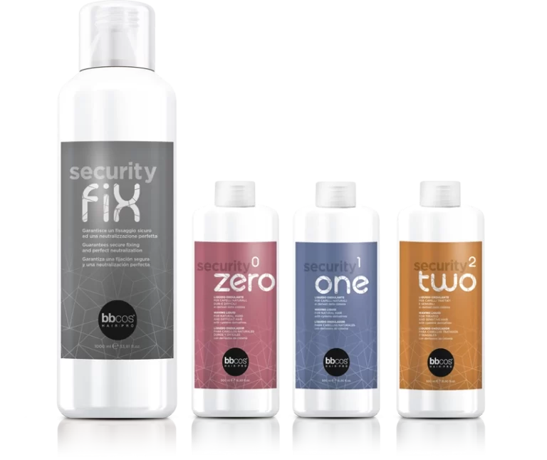 La permanente pour donner aux cheveux bouclés la bonne forme. Quatre formulations, étudiées en laboratoire, donnent vie à cinq produits professionnels capables de traiter tout type de cheveux. Security Perm est un traitement sûr et durable grâce à sa formulation spéciale contenant des dérivés de cystéine.