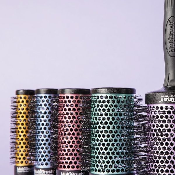 Découvrez la révolution dans le monde de la coiffure avec la Olivia Garden MultiBrush, la solution polyvalente pour des cheveux impeccables et stylisés en un clin d'œil. Cette brosse coiffante détachable est l'outil de coiffure essentiel pour tous ceux qui veulent des résultats de salon à domicile, tout en offrant une polyvalence inégalée. UNE POIGNEE et 5 BARILLETS s'offrent à vous : 26 / 36 / 46 / 56 / 66.