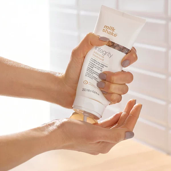 Integrity Nourishing Masque est un soin nourrissant en profondeur de 200ML. Cet soin intense en profondeur qui contient une formule spécifique au beurre de muru muru bio pour nourrir les cheveux en profondeur et éliminer les frisottis. Pour tous les types de cheveux. Il scelle la cuticule du cheveu et apporte démêlage, douceur et brillance tout en préservant l’intégrité de la couleur des cheveux. Sans paraben.