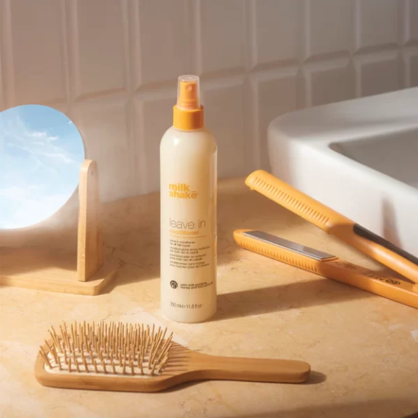 Leave-in Conditioner est un après-shampooing sans rinçage pour tous les types de cheveux de 350ML. C'est un spray revitalisant pour cheveux non traités ou légèrement secs, il donne de la maniabilité aux cheveux abîmés, protégeant la tige du cheveu et améliorant l’équilibre hydrique des cheveux.