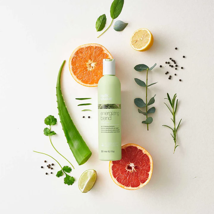 Energizing Blend Shampoo est un shampooing destiné aux cheveux fins, clairsemés et fragiles, nettoie en profondeur mais en douceur tout en respectant le cuir chevelu et les cheveux.
