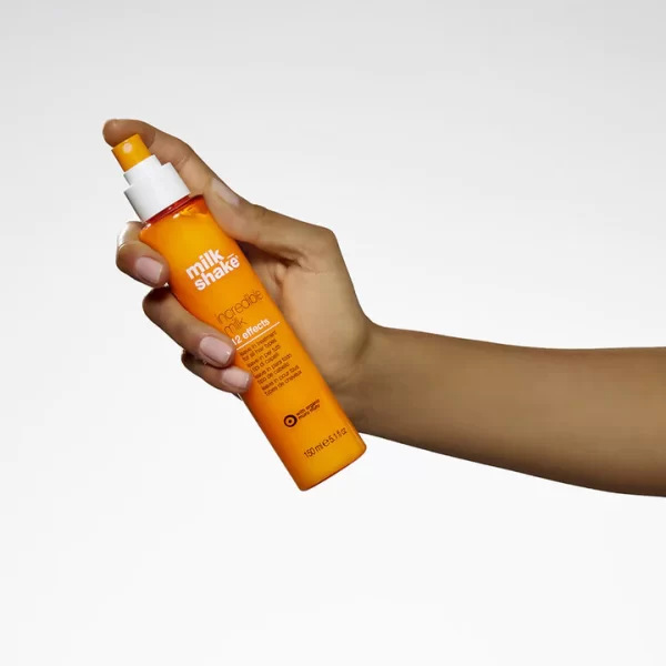 Incredible - Masque sans rinçage masque sans rinçage pour tous les types de cheveux de 150ML. C'est un masque spray intensif pour tous les types de cheveux avec du beurre de muru muru bio, des extraits de fruits (myrtille, framboise, papaye, mangue) et des protéines de lait.
