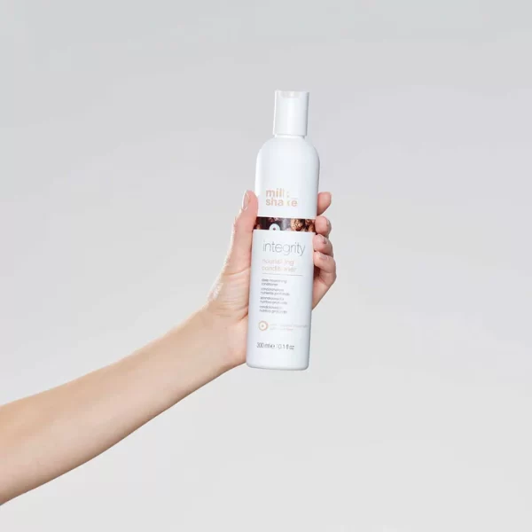 Integrity Nourishing Conditioner est un après-shampooing nourrissant en profondeur. 2 formats s'offrent à vous 300ML ou 1000ML. Cet après-shampooing est un soin intense en profondeur qui contient une formule spécifique au beurre de muru muru bio pour nourrir les cheveux en profondeur et éliminer les frisottis. Pour tous les types de cheveux. Il scelle la cuticule du cheveu et apporte démêlage, douceur et brillance tout en préservant l’intégrité de la couleur des cheveux. Sans paraben.