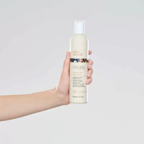 Integrity Nourishing Shampoo est shampooing nourrissant pour tous les types de cheveux. Sa formule au beurre de muru muru bio nettoie en douceur, nourrit et revitalise les cheveux instantanément, éliminant les frisottis, laissant les cheveux doux et radieux. Sans sulfate ni paraben.