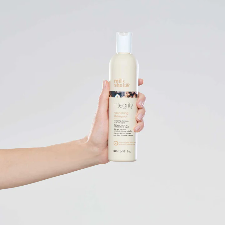 Integrity Nourishing Shampoo est shampooing nourrissant pour tous les types de cheveux. Sa formule au beurre de muru muru bio nettoie en douceur, nourrit et revitalise les cheveux instantanément, éliminant les frisottis, laissant les cheveux doux et radieux. Sans sulfate ni paraben.