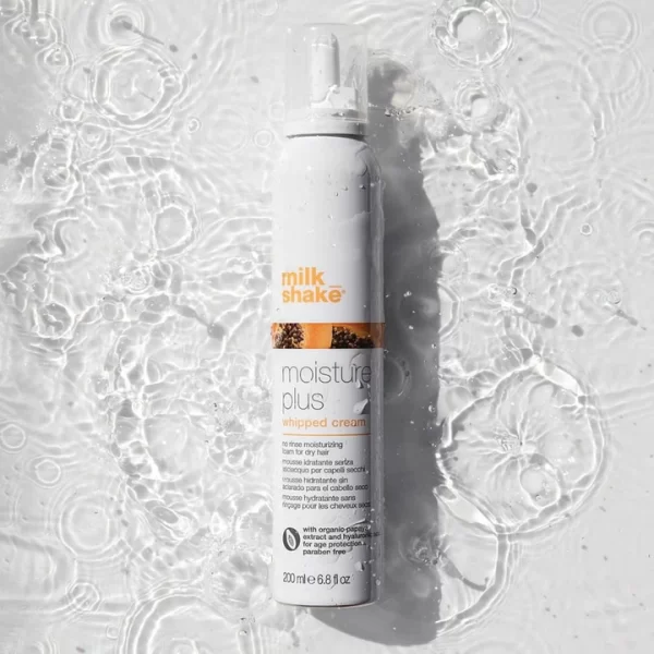 Moisture Plus Whipped Cream est une mousse hydratante sans rinçage pour cheveux secs de 200ML. Idéal pour donner de la douceur et de la maniabilité aux cheveux secs, en maintenant l’équilibre hydrique optimal des cheveux. Laisse les cheveux doux, brillants et sains. Il contient de l’extrait de papaye biologique, de l’Integrity 41® et de l’acide hyaluronique à l’action anti-âge ainsi qu’à la protection de la couleur des cheveux. Sans paraben.