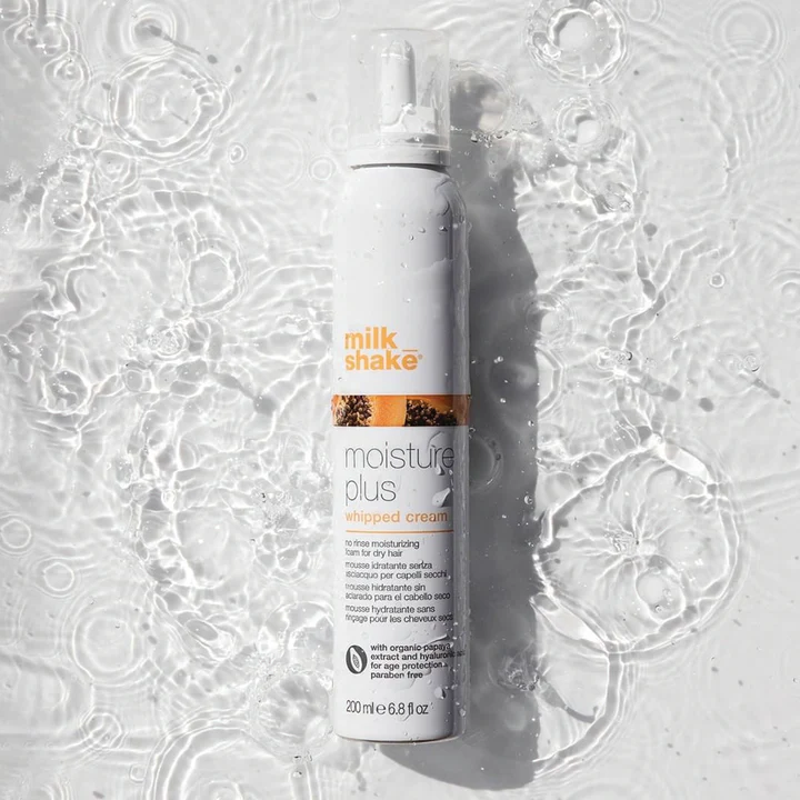 Moisture Plus Whipped Cream est une mousse hydratante sans rinçage pour cheveux secs de 200ML. Idéal pour donner de la douceur et de la maniabilité aux cheveux secs, en maintenant l’équilibre hydrique optimal des cheveux. Laisse les cheveux doux, brillants et sains. Il contient de l’extrait de papaye biologique, de l’Integrity 41® et de l’acide hyaluronique à l’action anti-âge ainsi qu’à la protection de la couleur des cheveux. Sans paraben.