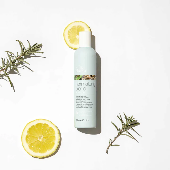 Normalizing Blend Shampoo est un shampooing pour éliminer les résidus graisseux avec une action normalisante en profondeur, tout en respectant l’équilibre physiologique délicat qui régit la production de sébum dans le cuir chevelu.