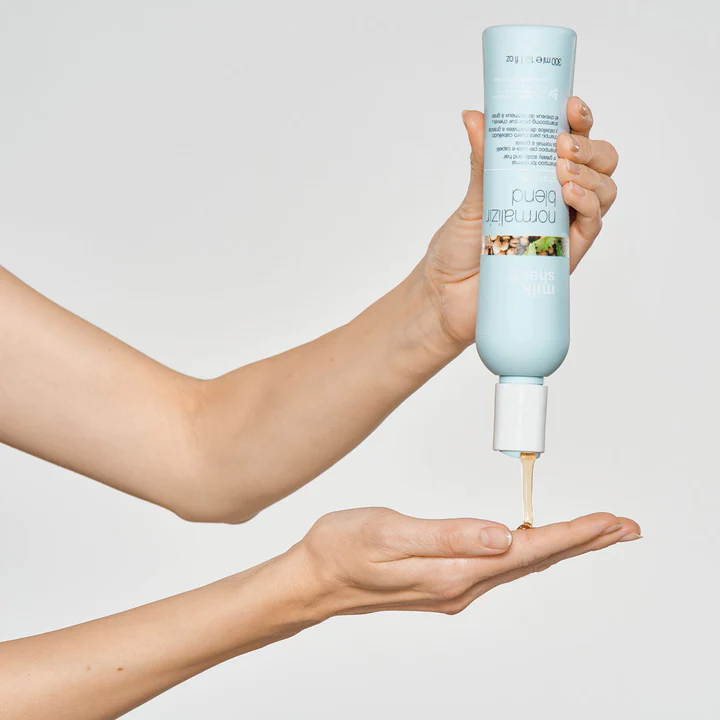 Normalizing Blend Shampoo est un shampooing pour éliminer les résidus graisseux avec une action normalisante en profondeur, tout en respectant l’équilibre physiologique délicat qui régit la production de sébum dans le cuir chevelu.