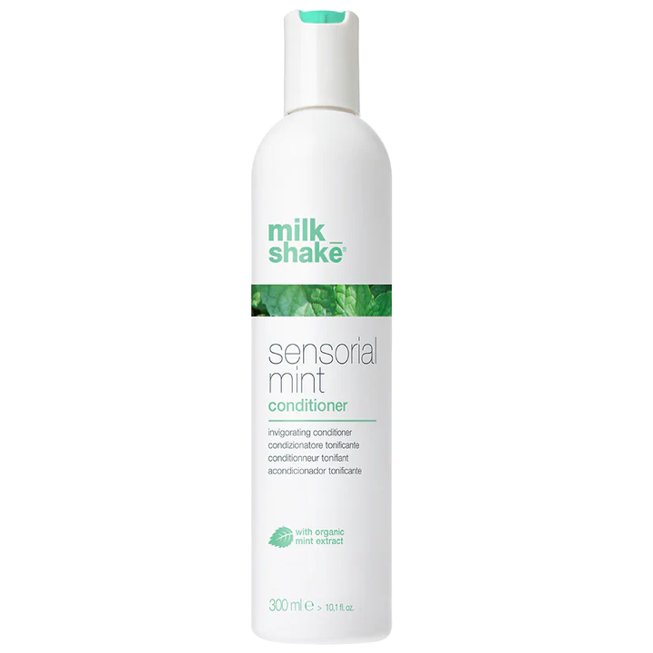 Sensorial Mint Conditioner est un après-shampooing à la menthe sensorielle sans parabènes qui possède des propriétés hydratantes, protectrices et tonifiantes. Laisse les cheveux doux, vibrants, brillants et hydratés, sans être alourdis. L’extrait de menthe biologique rafraîchit et nourrit le cuir chevelu et les cheveux, et a un parfum de feuille de menthe fraîche.